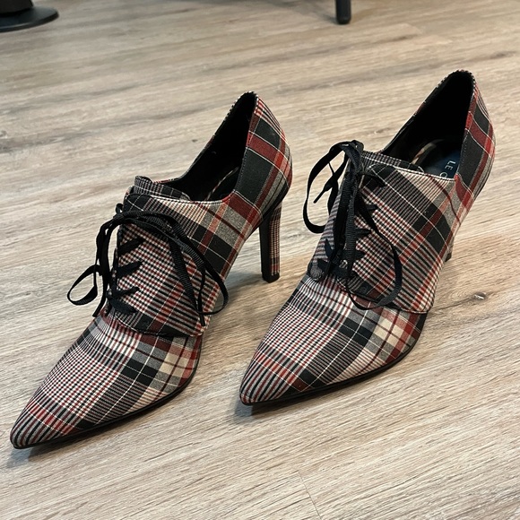Le Chateau Oxford Heels Red, Black and Cream Plaid Size 39 - Picture 4 of 4